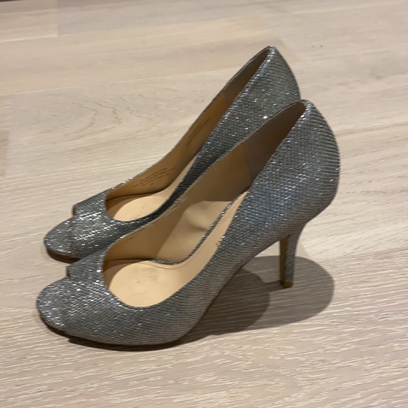 Shiny sliver pumps - Picture 2 of 5
